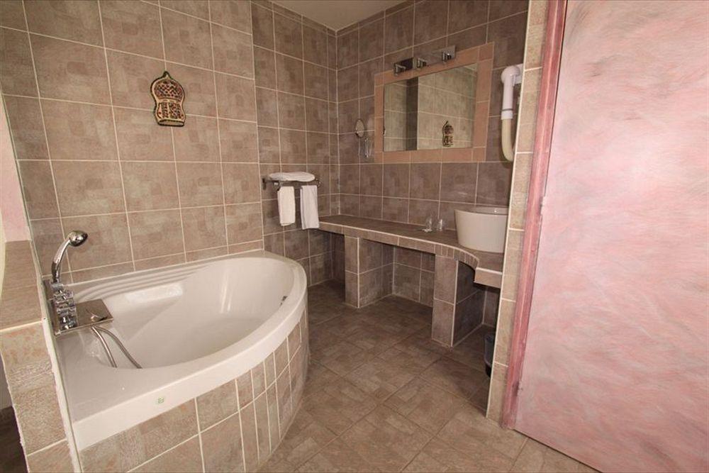 Hotel Le 5 Мартиг Екстериор снимка